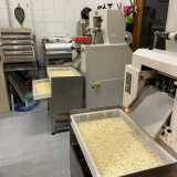 Qui notiamo le macchine per i tortellini e per i ravioli, sulle quali sono appoggiati contenitori colmi di quadrucci...